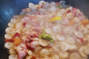 Creveti cu noodles de orez, broccoli si lamaie