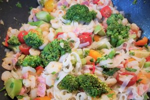 Creveti cu noodles de orez, broccoli si lamaie