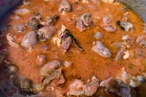 Tocanita de pipote si inimi cu piure de cartofi