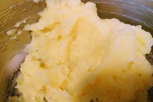 Tocanita de pipote si inimi cu piure de cartofi