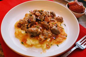 Tocanita de pipote si inimi cu piure de cartofi