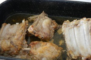 Coaste de porc in bere cu cartofi