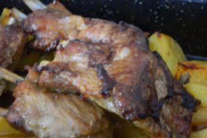 Coaste de porc in bere cu cartofi