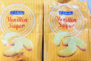 Desert chec cu iaurt, nuci si fructe confiate