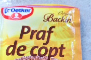 Desert chec cu iaurt, nuci si fructe confiate