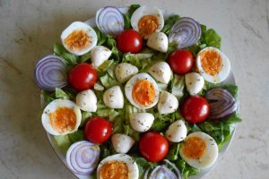 Salata cu mini mozzarella si rosii cherry