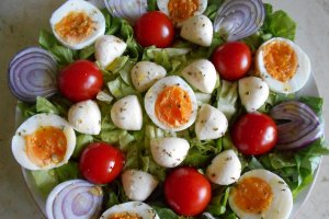 Salata cu mini mozzarella si rosii cherry