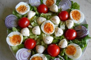 Salata cu mini mozzarella si rosii cherry