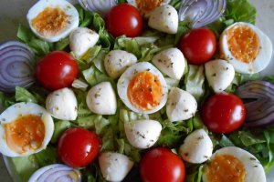 Salata cu mini mozzarella si rosii cherry