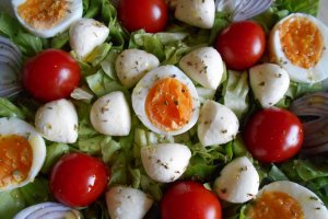 Salata cu mini mozzarella si rosii cherry