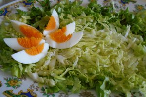 Salata Floare de nufar, cu oua, ton si branza cu mucegai