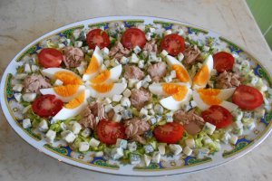 Salata Floare de nufar, cu oua, ton si branza cu mucegai