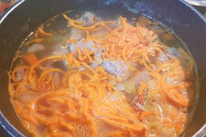 Ciorba de porc cu leustean, mazare si fasole verde