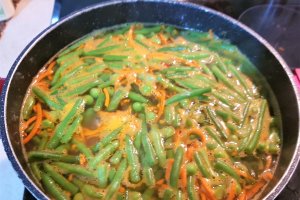 Ciorba de porc cu leustean, mazare si fasole verde