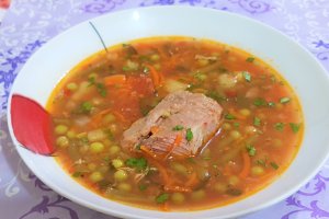Ciorba de porc cu leustean, mazare si fasole verde