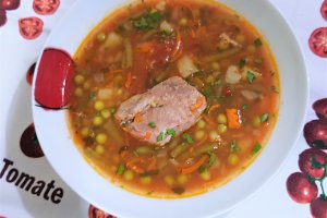 Ciorba de porc cu leustean, mazare si fasole verde
