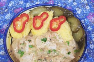 Tocanita cu piept de pui ,ciuperci oite si smantana