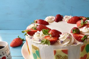 Desert tort cu crema de ciocolata si crema de fructe de padure cu indulcitor