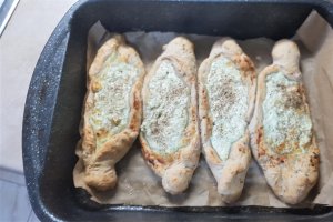 Primele mele pide cu seminte si branzeturi