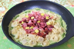 Capelletti cu jambon, sos de pastai verzi si praz