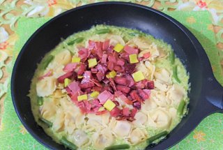 Capelletti cu jambon, sos de pastai verzi si praz