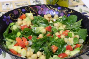 Salata de primavara cu baby spanac, naut si ceapa verde