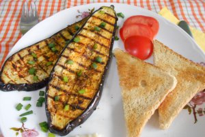 Vinete aromatizate la grill, cu mujdei de usturoi