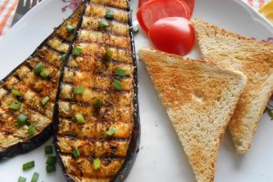 Vinete aromatizate la grill, cu mujdei de usturoi