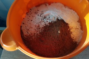 Desert negresa cu cirese negre si nuca de cocos