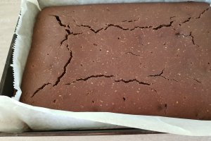 Desert negresa cu cirese negre si nuca de cocos