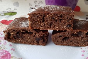 Desert negresa cu cirese negre si nuca de cocos