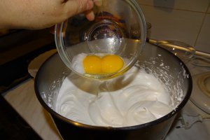 Desert prajitura cu dulceata de cirese amare si crema cu ness