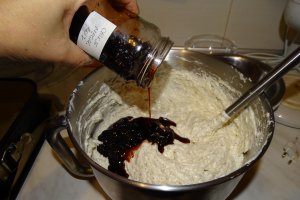 Desert prajitura cu dulceata de cirese amare si crema cu ness