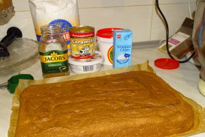 Desert prajitura cu dulceata de cirese amare si crema cu ness