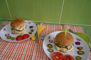 Reteta Burger de casa, un pranz perfect pentru intreaga familie