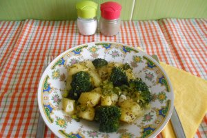 Sote de cartofi si broccoli, cu chimen