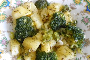 Sote de cartofi si broccoli, cu chimen