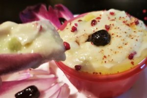 Humus cu faina de naut si avocado