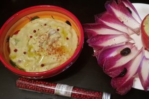 Humus cu faina de naut si avocado