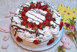Desert tort 8 Martie, cu nuca, stracciatella, frisca si capsuni