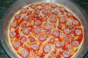 Pizza cu carnati si mozarella