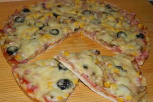 Pizza cu carnati si mozarella