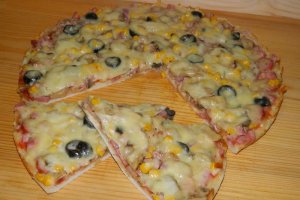 Pizza cu carnati si mozarella