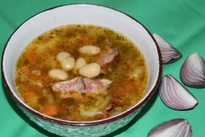 Ciorba de fasole boabe cu scarita afumata