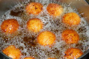 Aperitiv bulete de cartofi