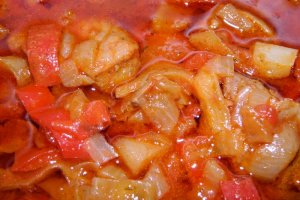 Mancare de inimi si pipote cu ceapa si ardei la Multicooker-ul Crock-Pot Express