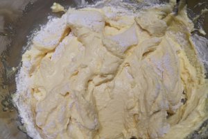 Desert prajitura marmorata cu branza si stafide