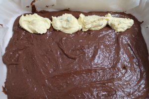 Desert prajitura marmorata cu branza si stafide