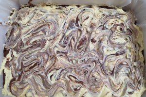 Desert prajitura marmorata cu branza si stafide