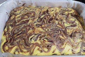 Desert prajitura marmorata cu branza si stafide